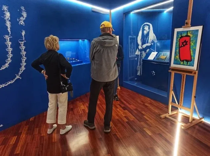 Two guests inside the Jewish Museum of Belmonte